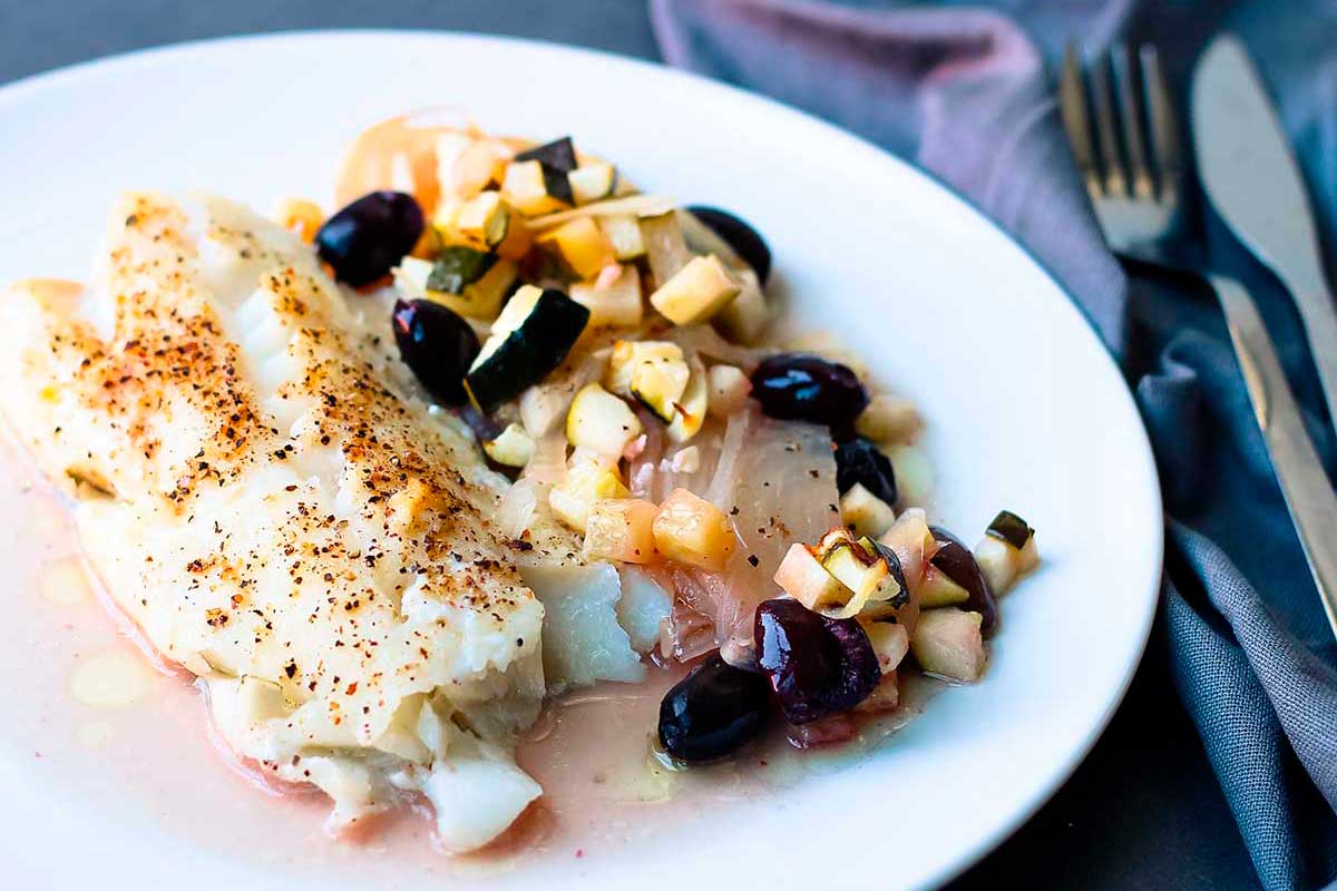 Bacalao al horno con limón y aceitunas de Kalamata