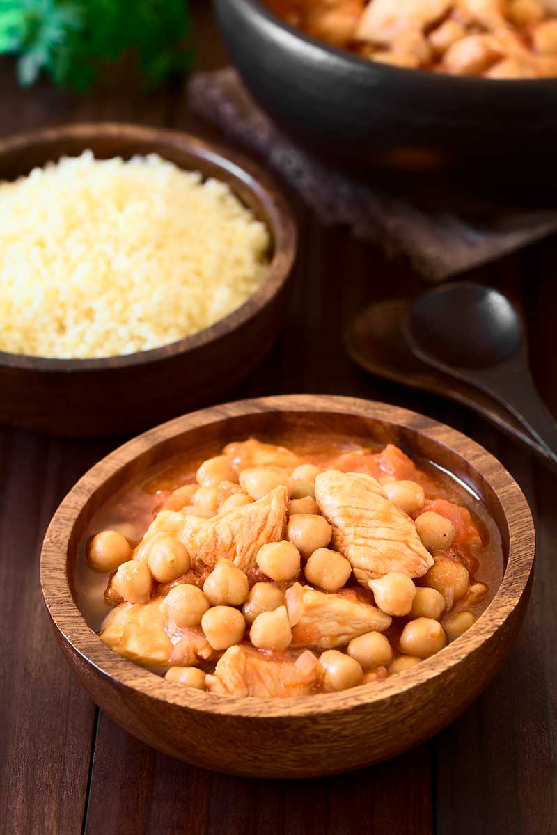 Garbanzos con verduras y pollo