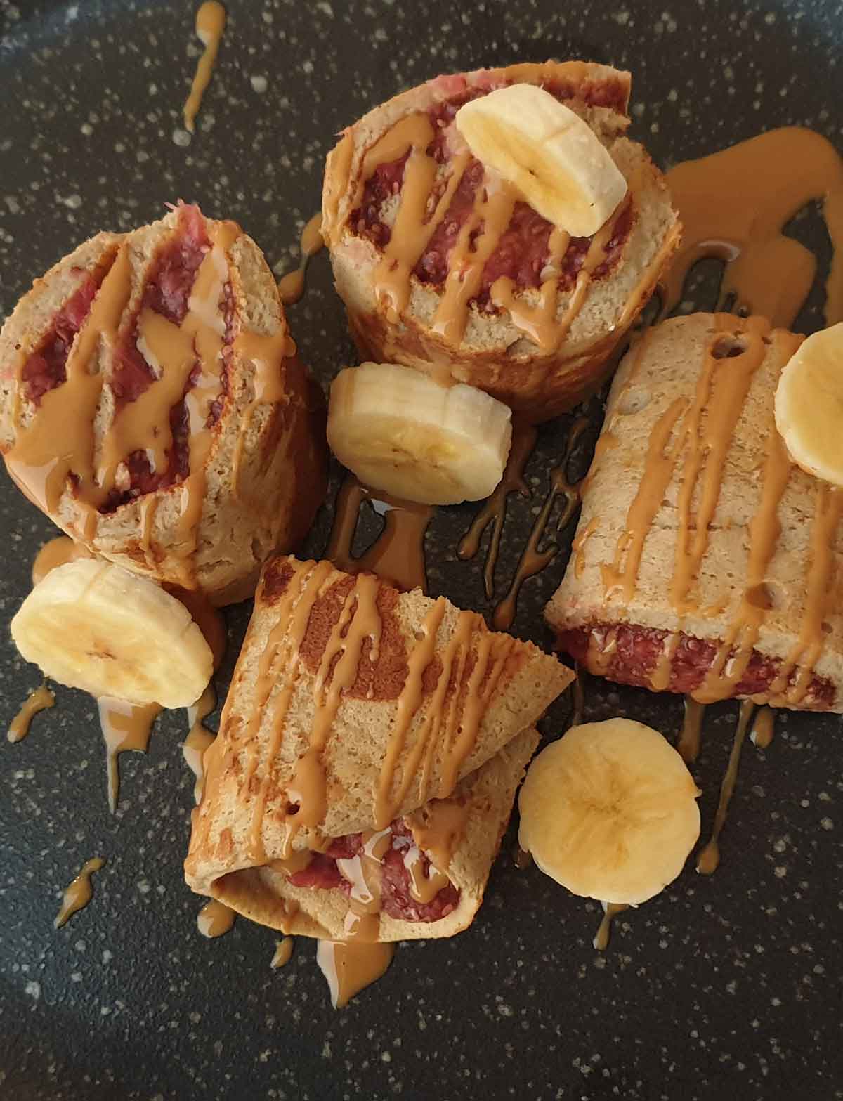 Rollitos de plátano y avena con mermelada de fresa