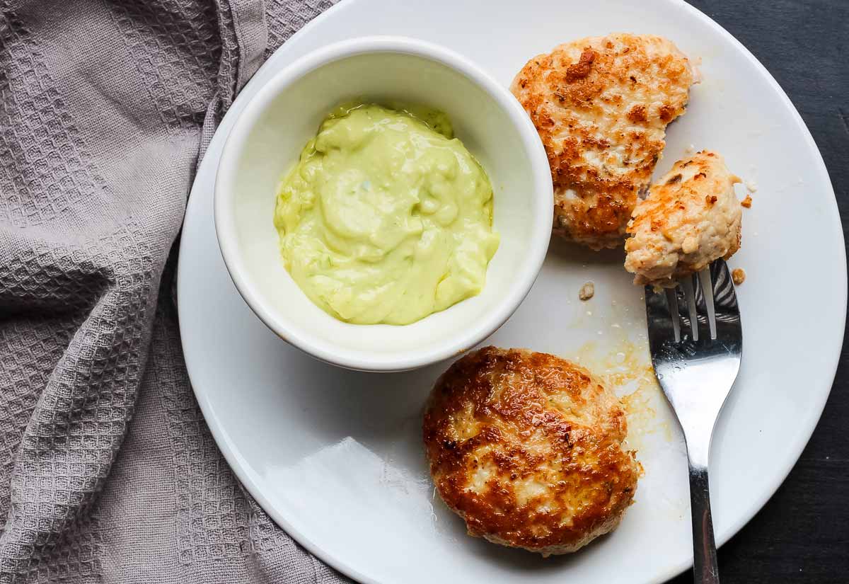 Hamburguesas de pavo con tomillo y alioli de perejil