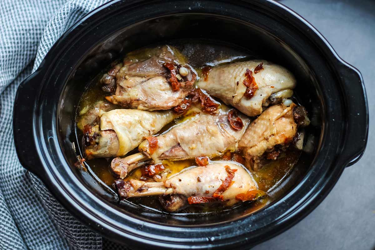 Pollo con tomates secos en la olla de cocción lenta
