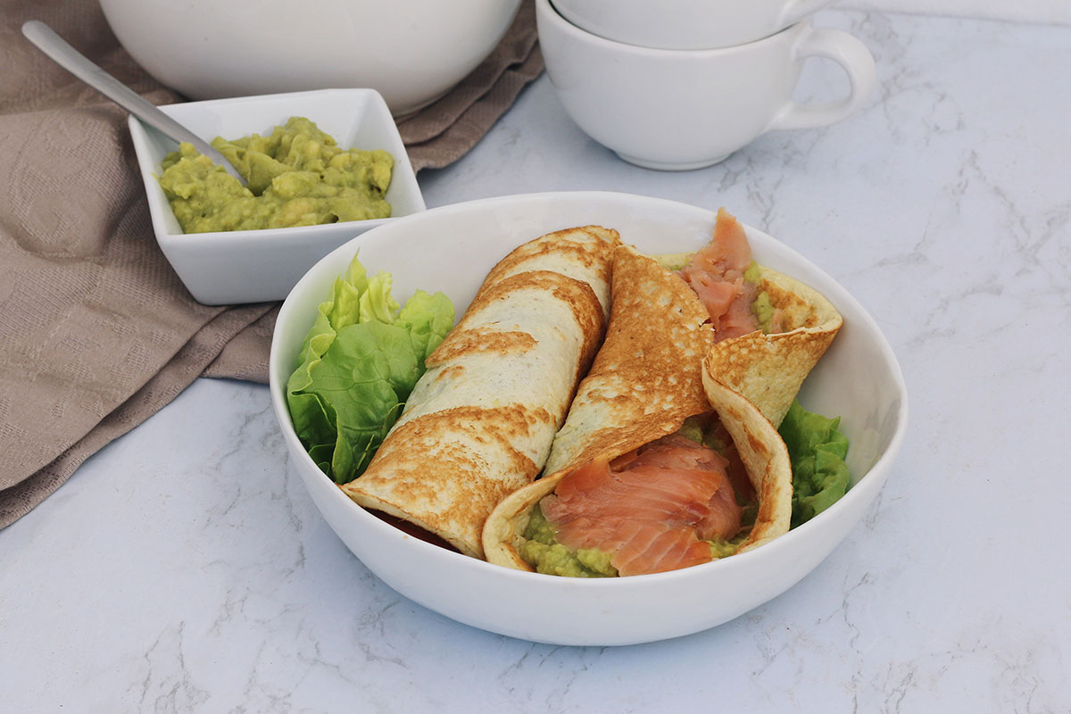 Creps cetogénicas rellenas de crema de aguacate y salmón ahumado
