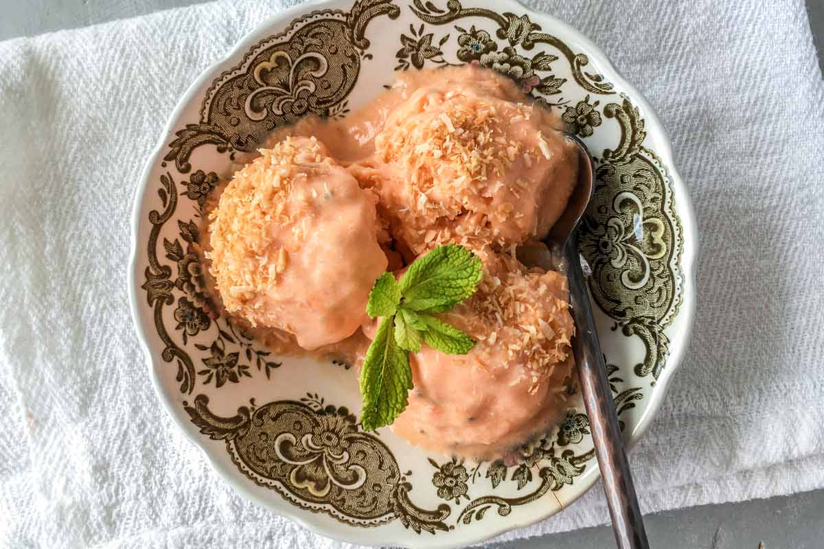 Helado de coco y papaya