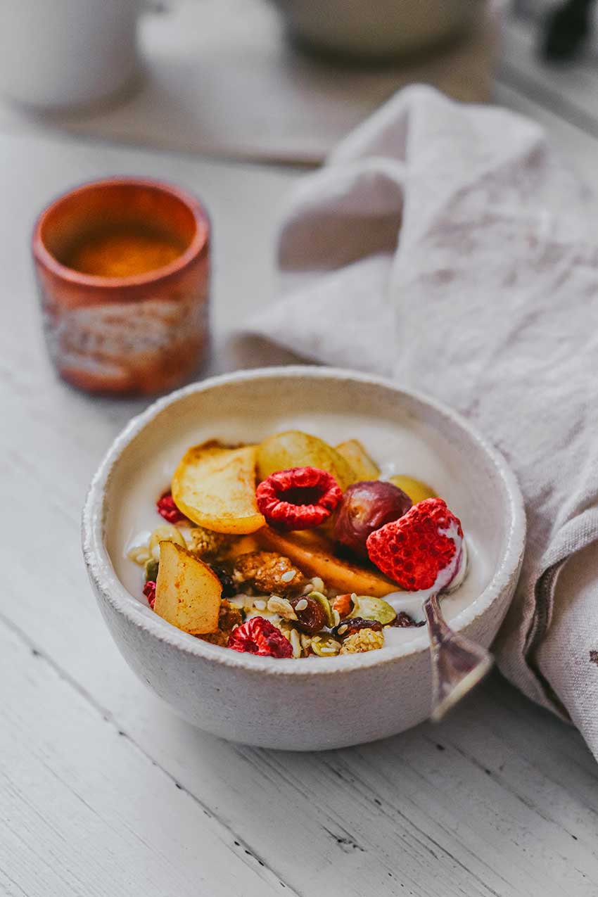 Yogur casero de coco con fruta