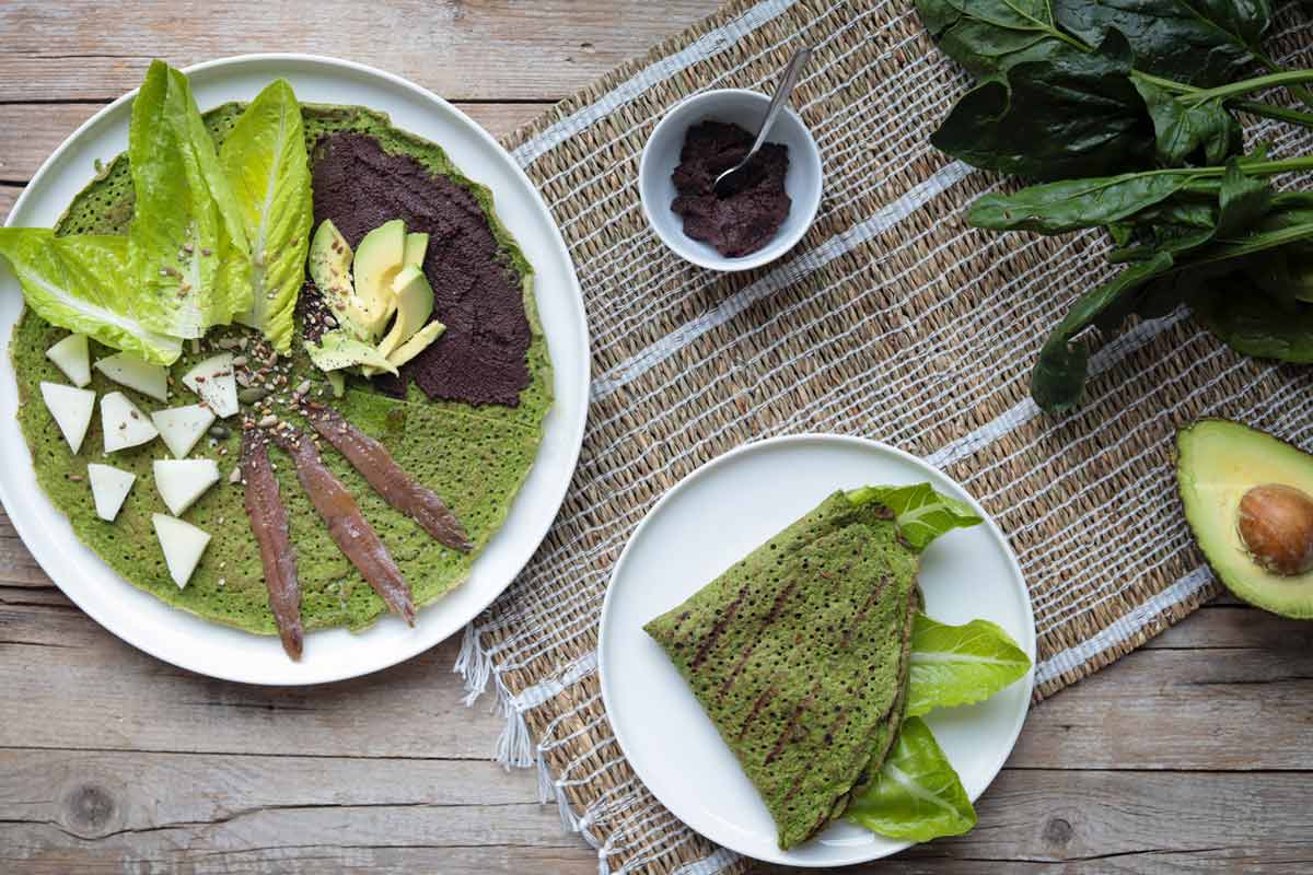 Creps de espinacas ceto con olivada negra, anchoas y queso de cabra