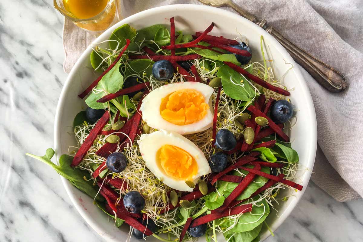 Ensalada antioxidante con salmón salvaje o tempeh de garbanzos
