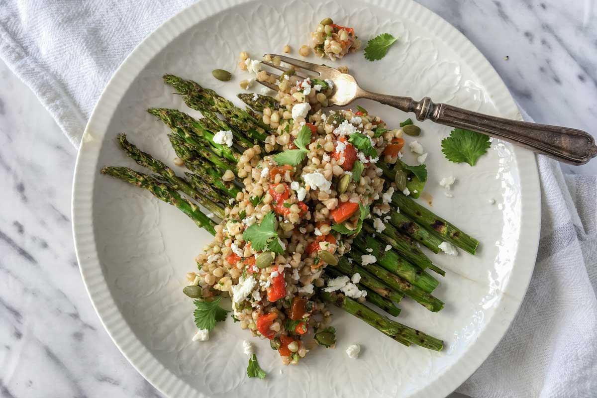 Espárragos con ensalada de trigo sarraceno
