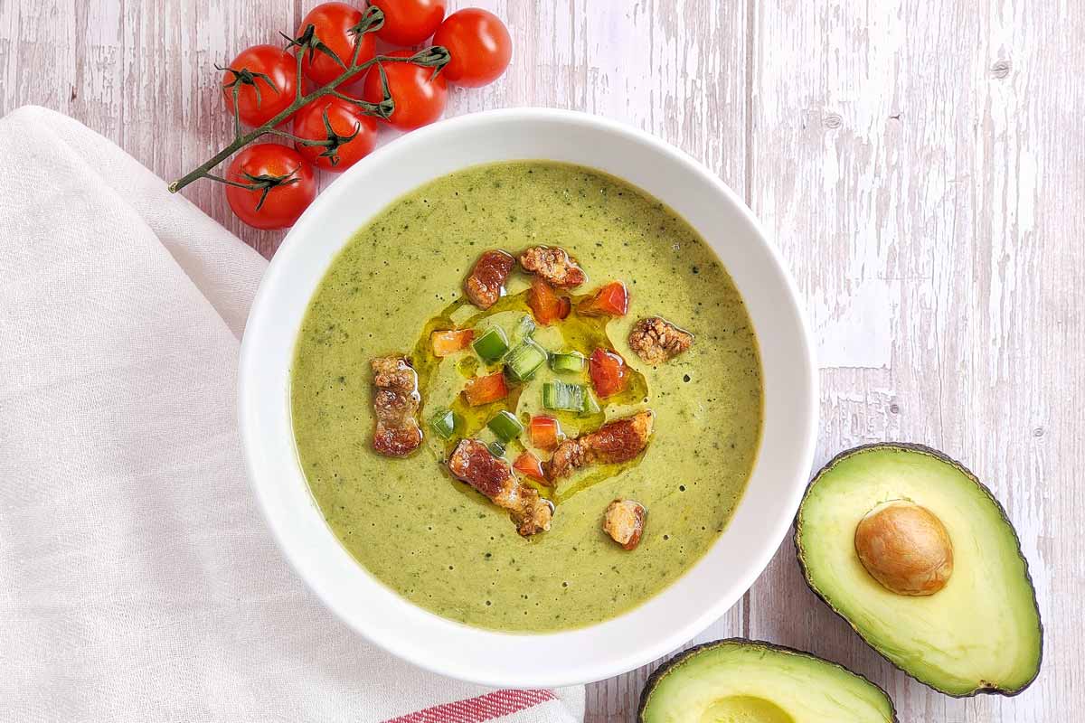 Gazpacho verde con picatostes carnívoros