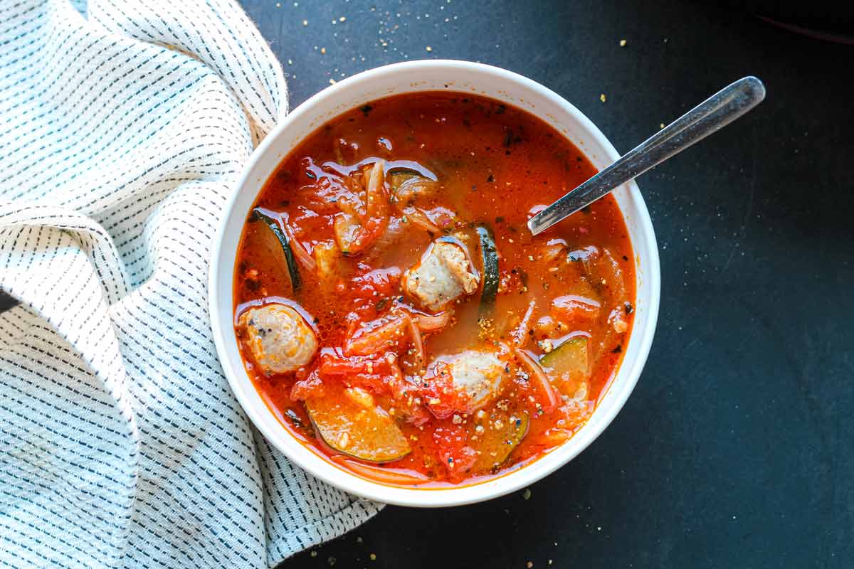 Sopa de tomate y albahaca con salchichas