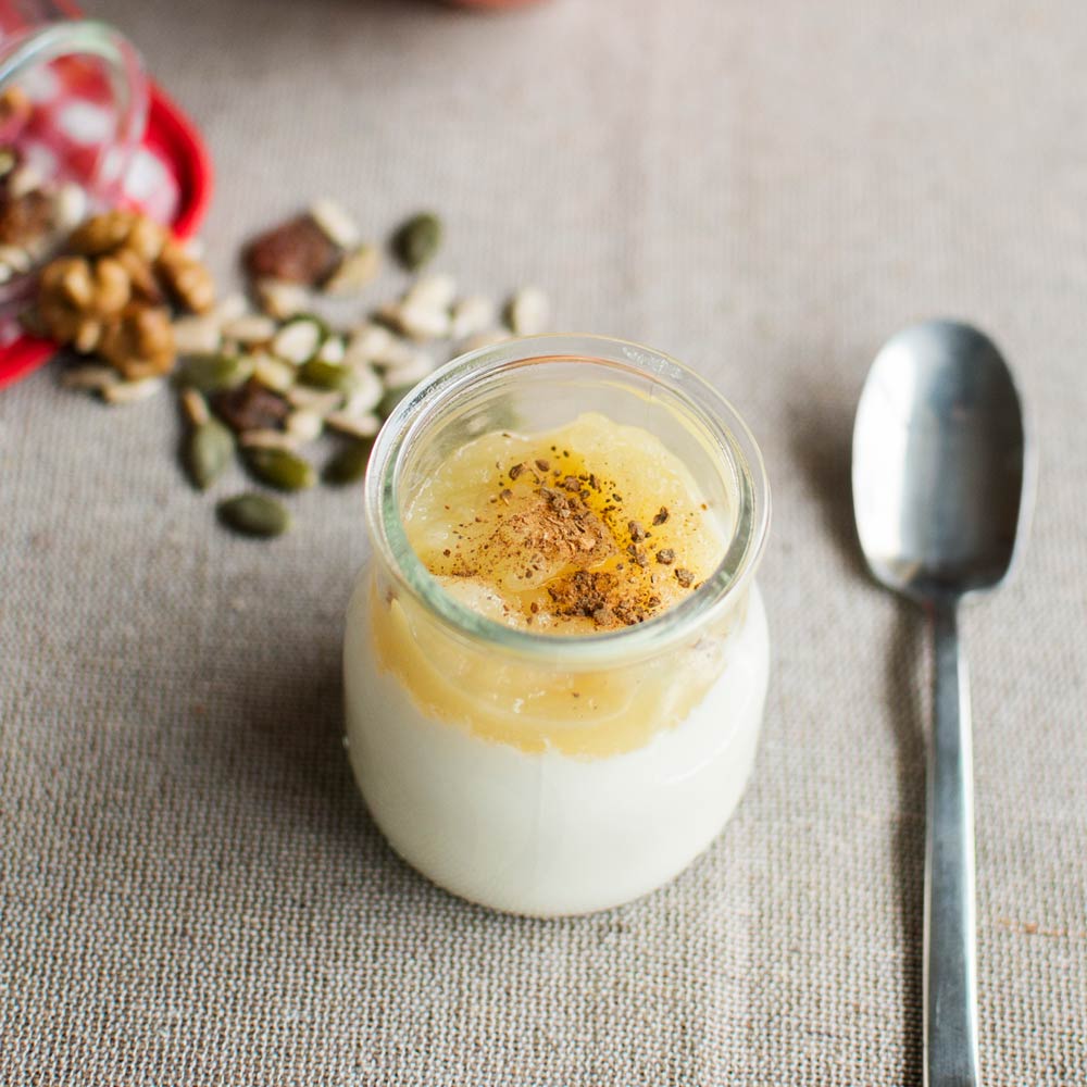 Yogur con compota y frutos secos