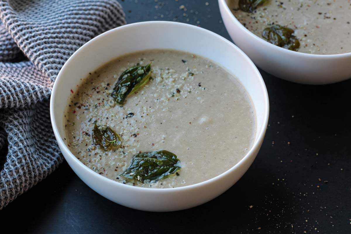Crema de berenjena con chips de albahaca