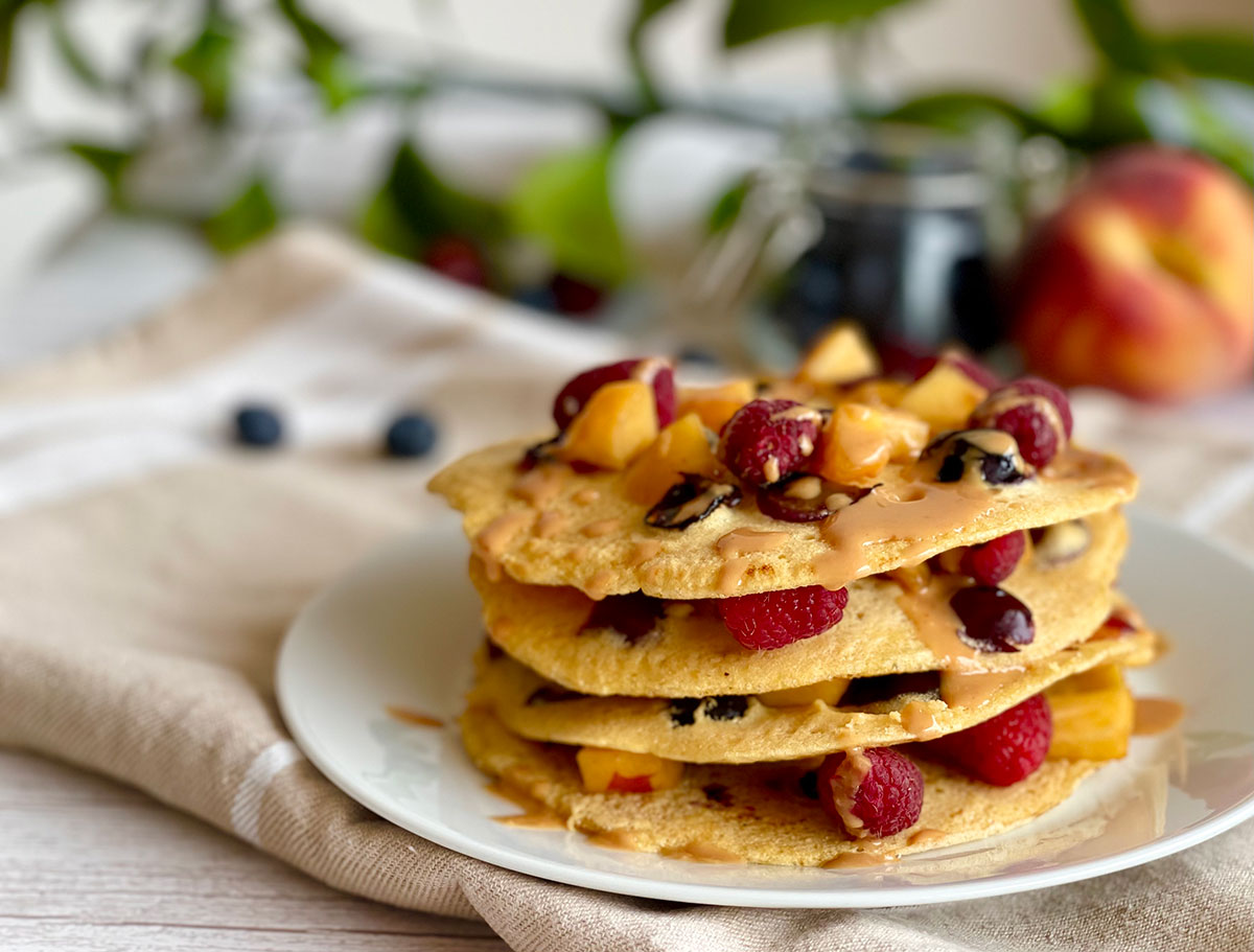 Crepes de garbanzos, arándanos y cerezas