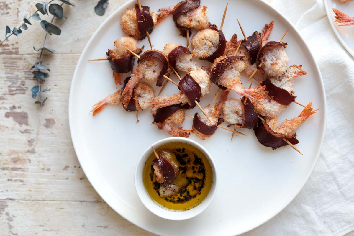 Langostinos rebozados de coco con jamón de pato