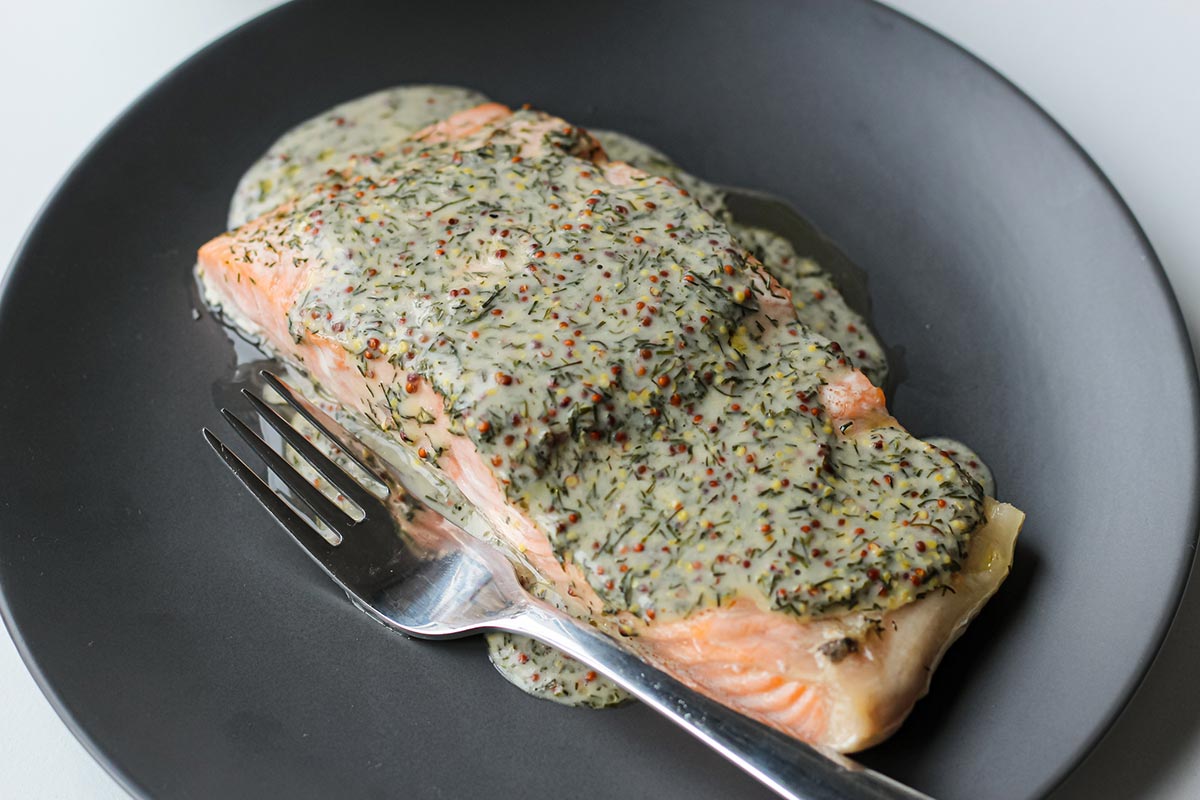Salmón con salsa de coco, mostaza antigua y eneldo