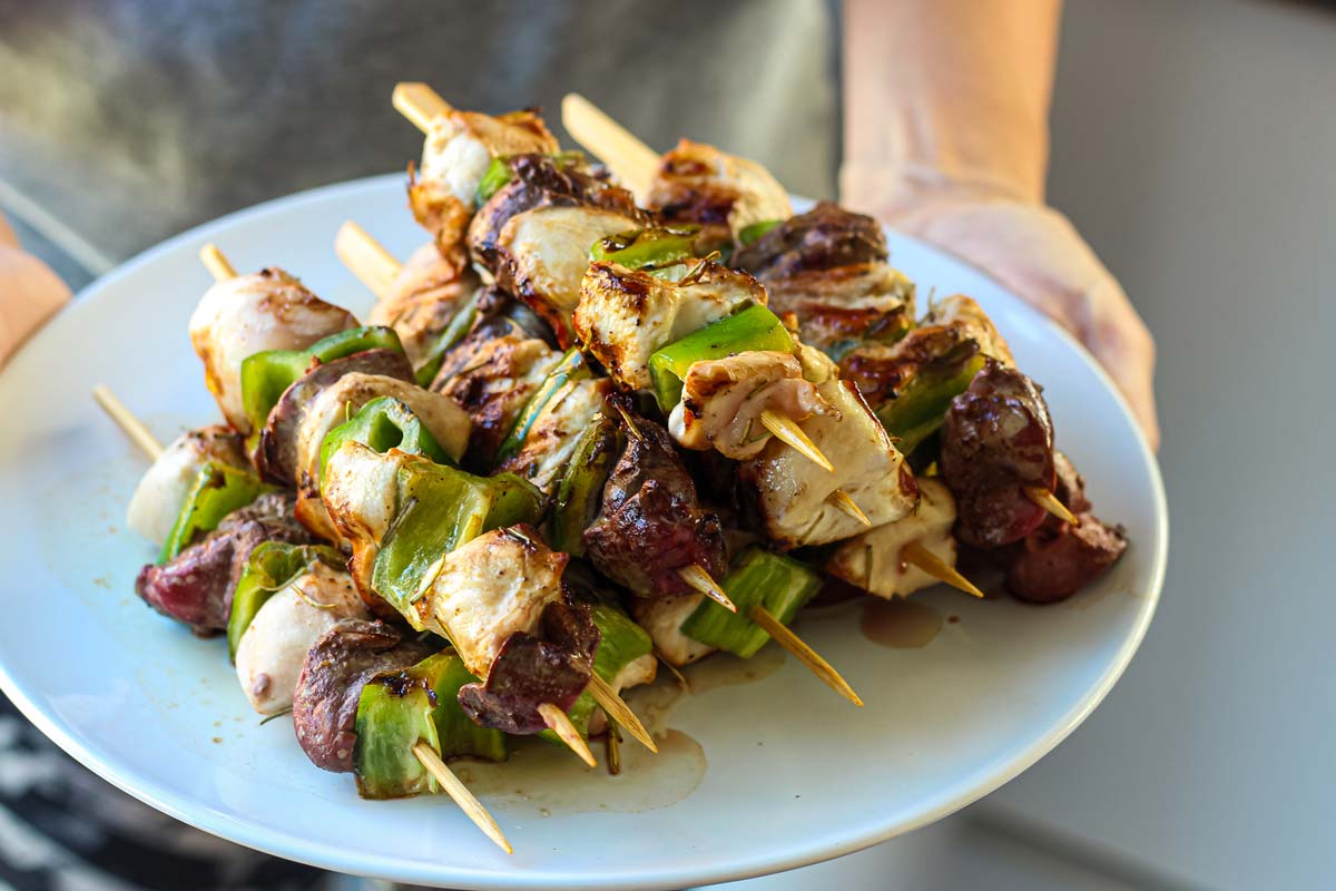 Brochetas de pollo con higaditos y pimiento verde