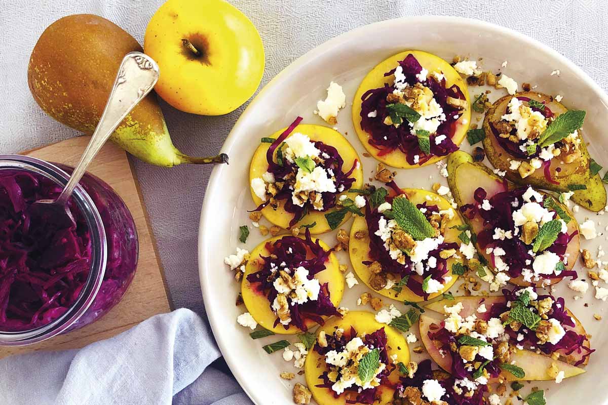 Montaditos de manzana y pera con chucrut rosa, feta y nueces