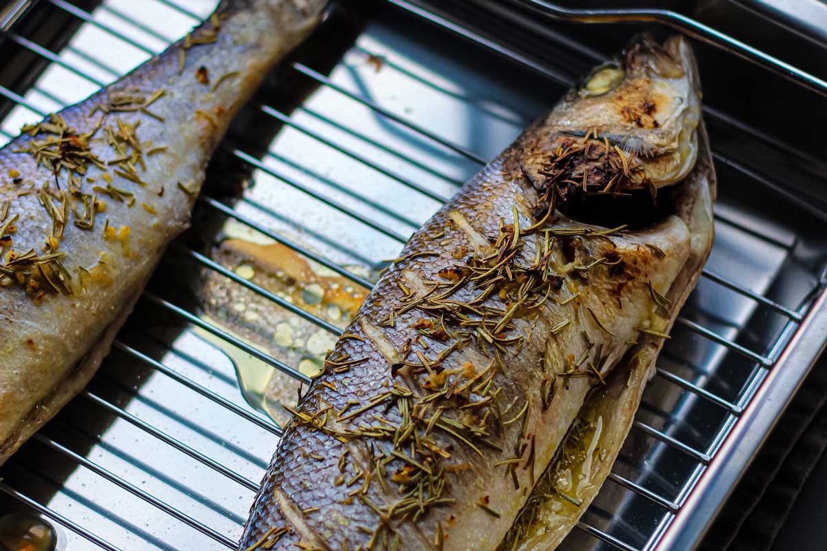 Lubina al horno con romero y limón con coles de bruselas salteadas
