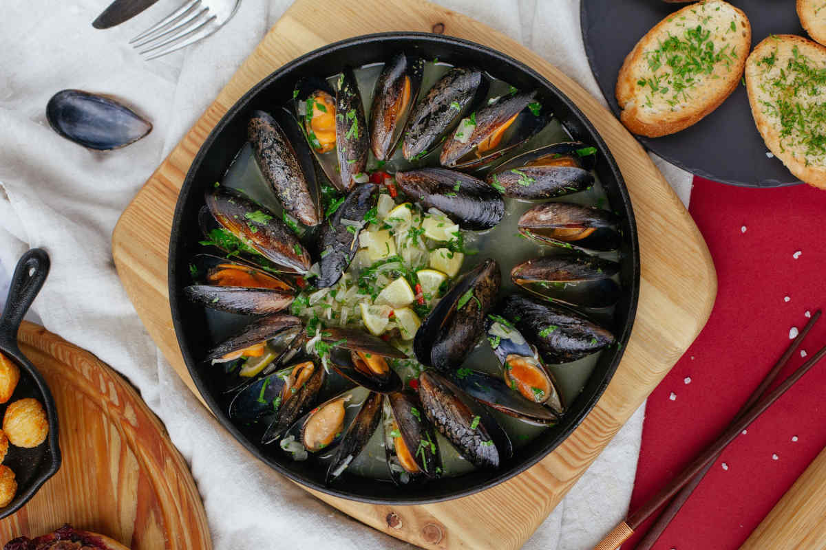 Mejillones con leche de coco, cebolla y cilantro