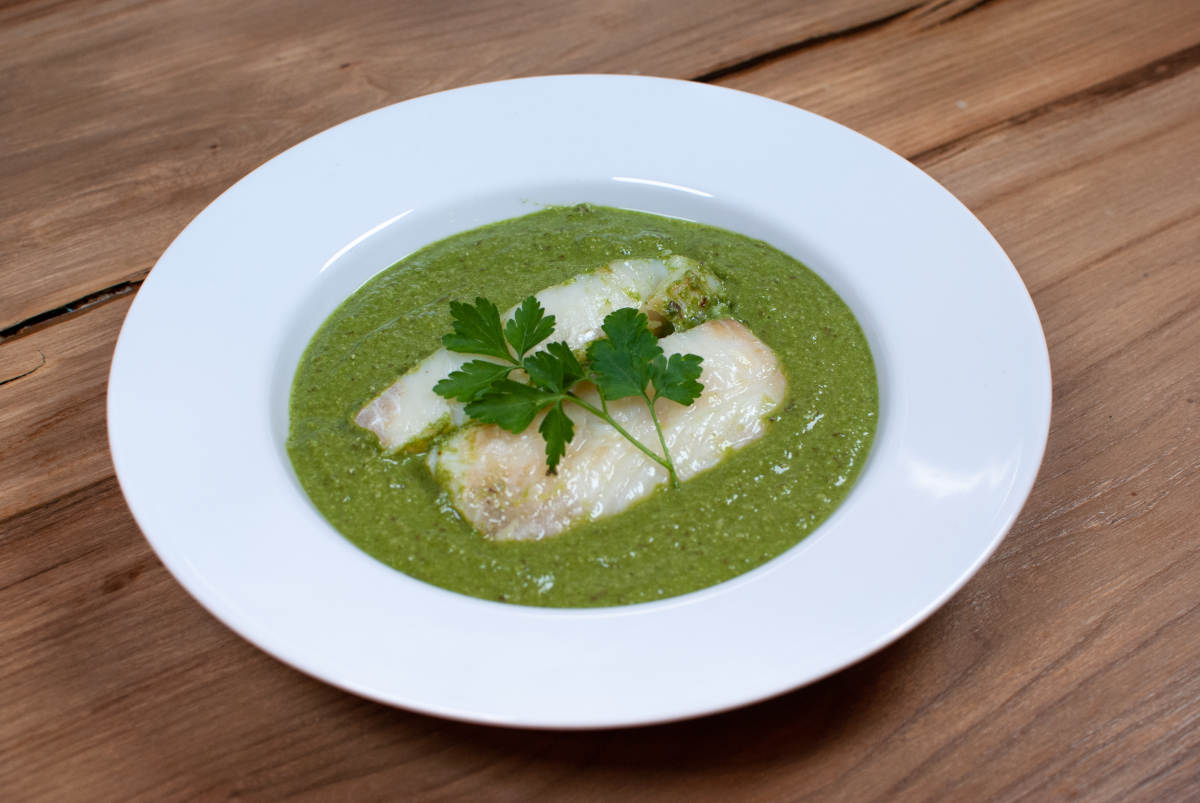 Crema de pimientos verdes, espinacas, almendras y bacalao