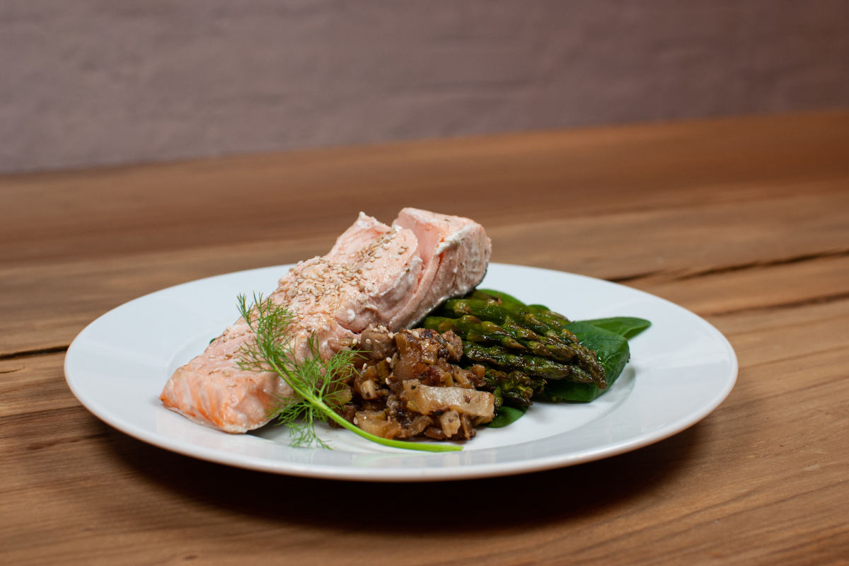Papillote de salmón con espárragos, hinojo y panceta ibérica