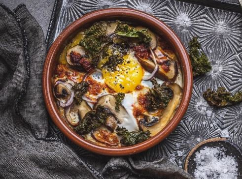 Cazoletas de verduras y huevos