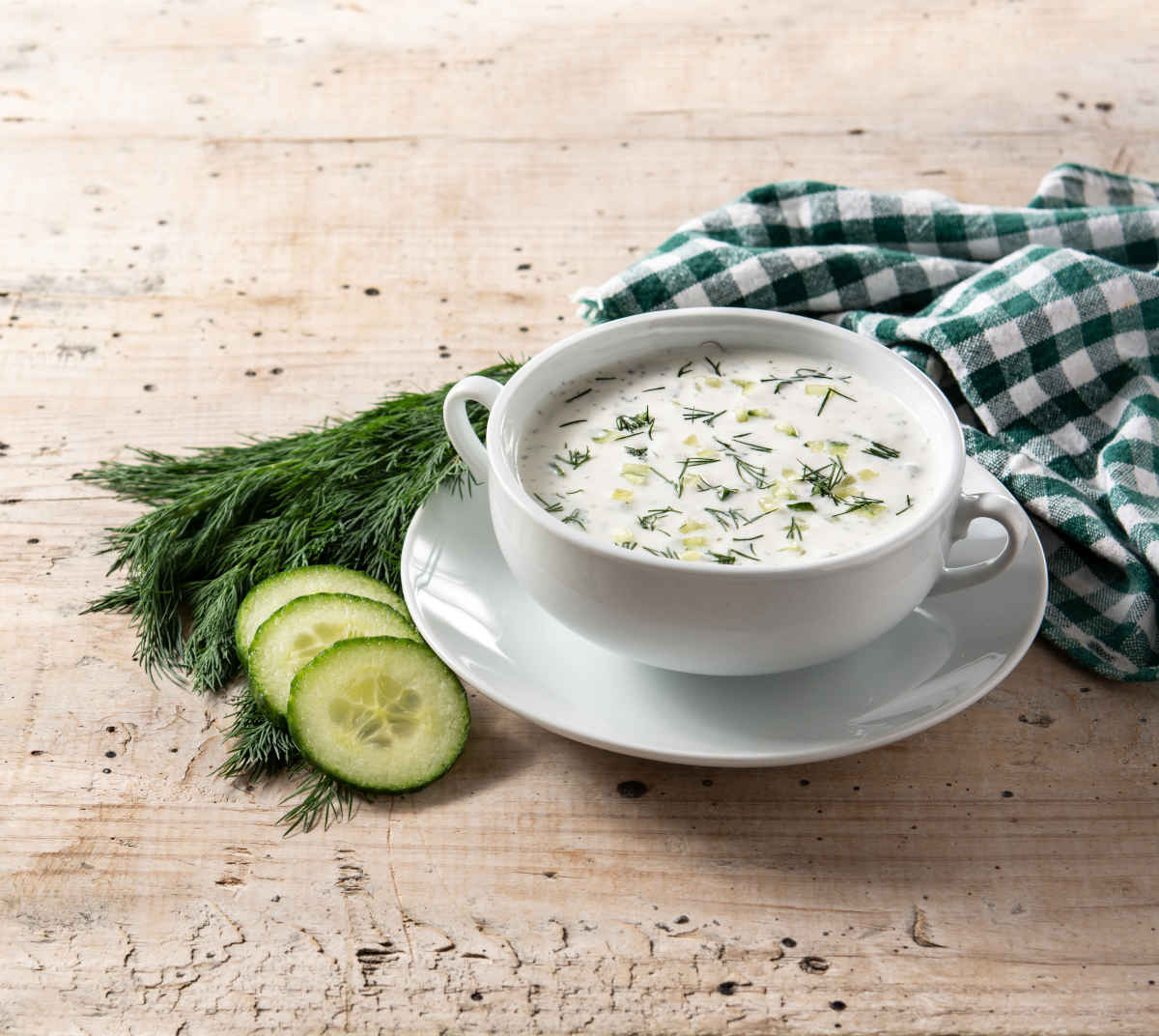 Sopa fría de pepino y yogur de coco